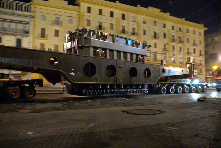 Trasporto eccezionale, Napoli